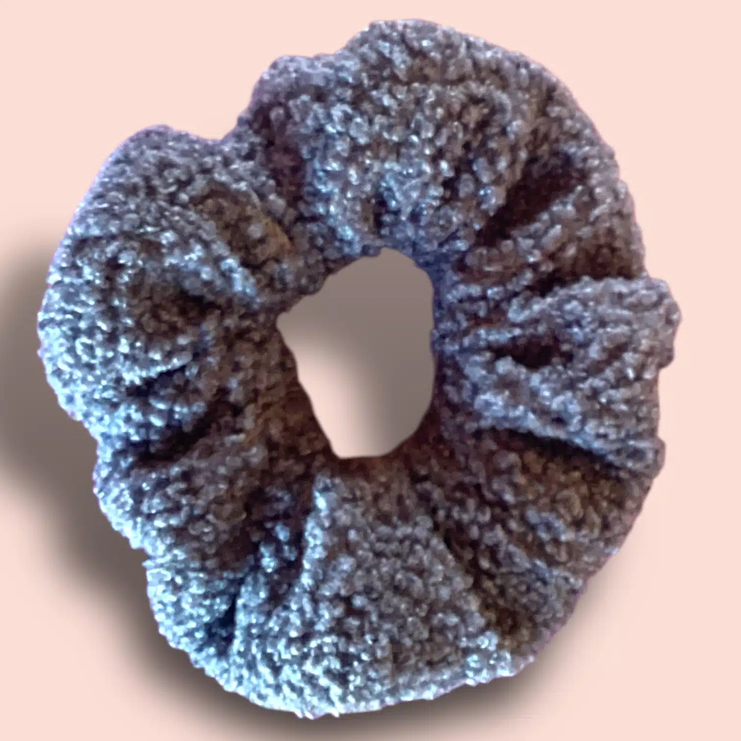Chouchou bleu gris en maille teddy ultra-douce : l’accessoire cosy, tendance et élégant pour sublimer vos coiffures cet hiver. Fabriqué à la main sur l’Île d’Oléron.