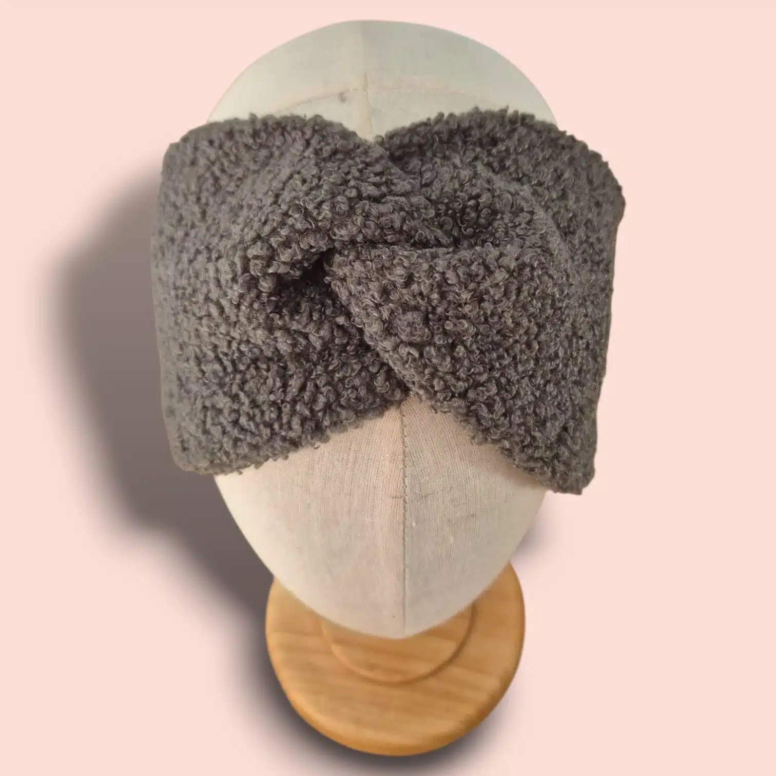 andeau Teddy vert kaki en maille bouclette, chaud, doux et ultra confortable. Un accessoire hivernal cosy et tendance, fabriqué à la main sur l’Île d’Oléron.
