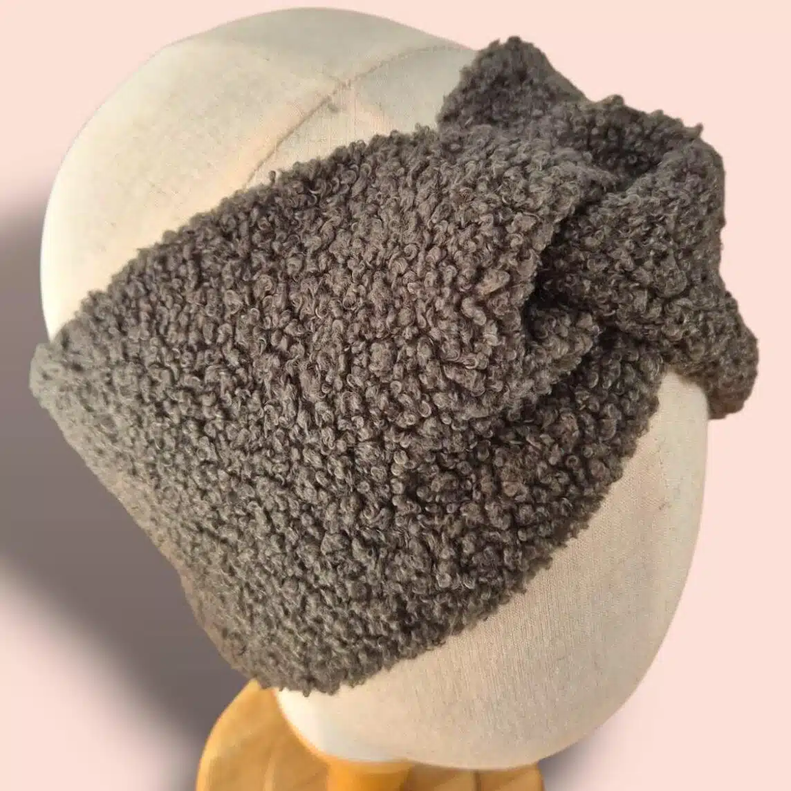 Bandeau Teddy vert kaki en maille bouclette, chaud, doux et ultra confortable. Un accessoire hivernal cosy et tendance, fabriqué à la main sur l’Île d’Oléron.