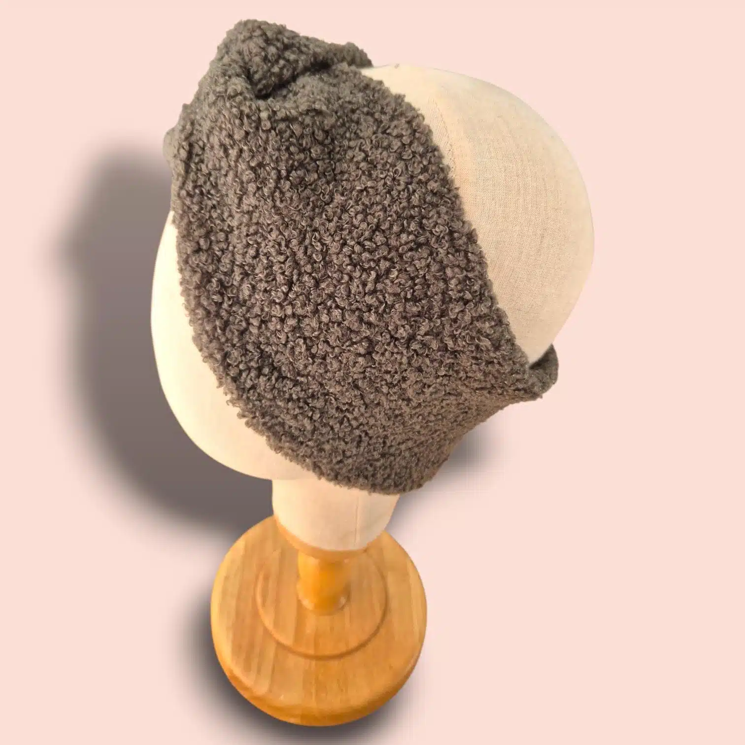 andeau Teddy vert kaki en maille bouclette, chaud, doux et ultra confortable. Un accessoire hivernal cosy et tendance, fabriqué à la main sur l’Île d’Oléron.