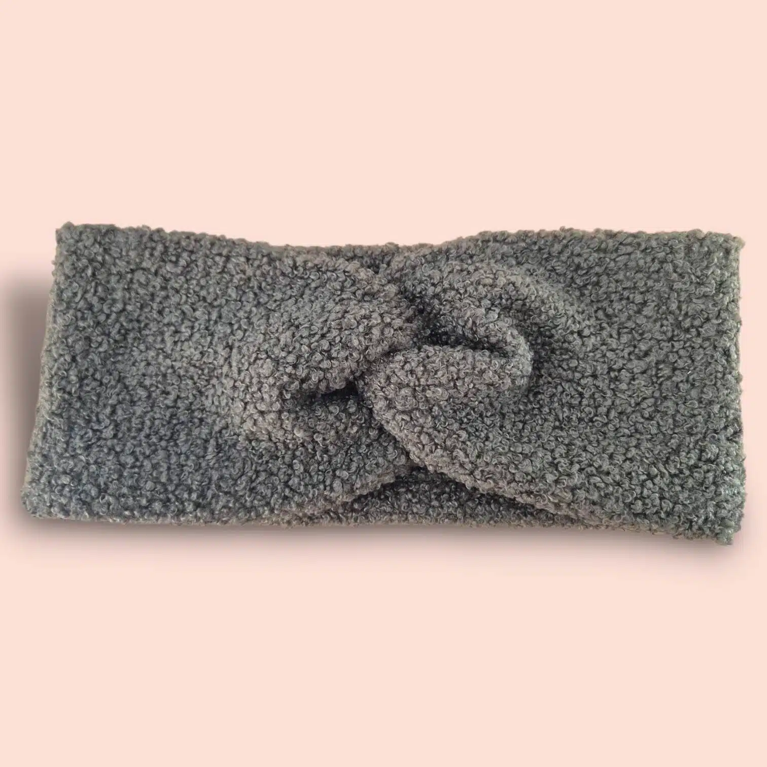 andeau Teddy vert kaki en maille bouclette, chaud, doux et ultra confortable. Un accessoire hivernal cosy et tendance, fabriqué à la main sur l’Île d’Oléron.