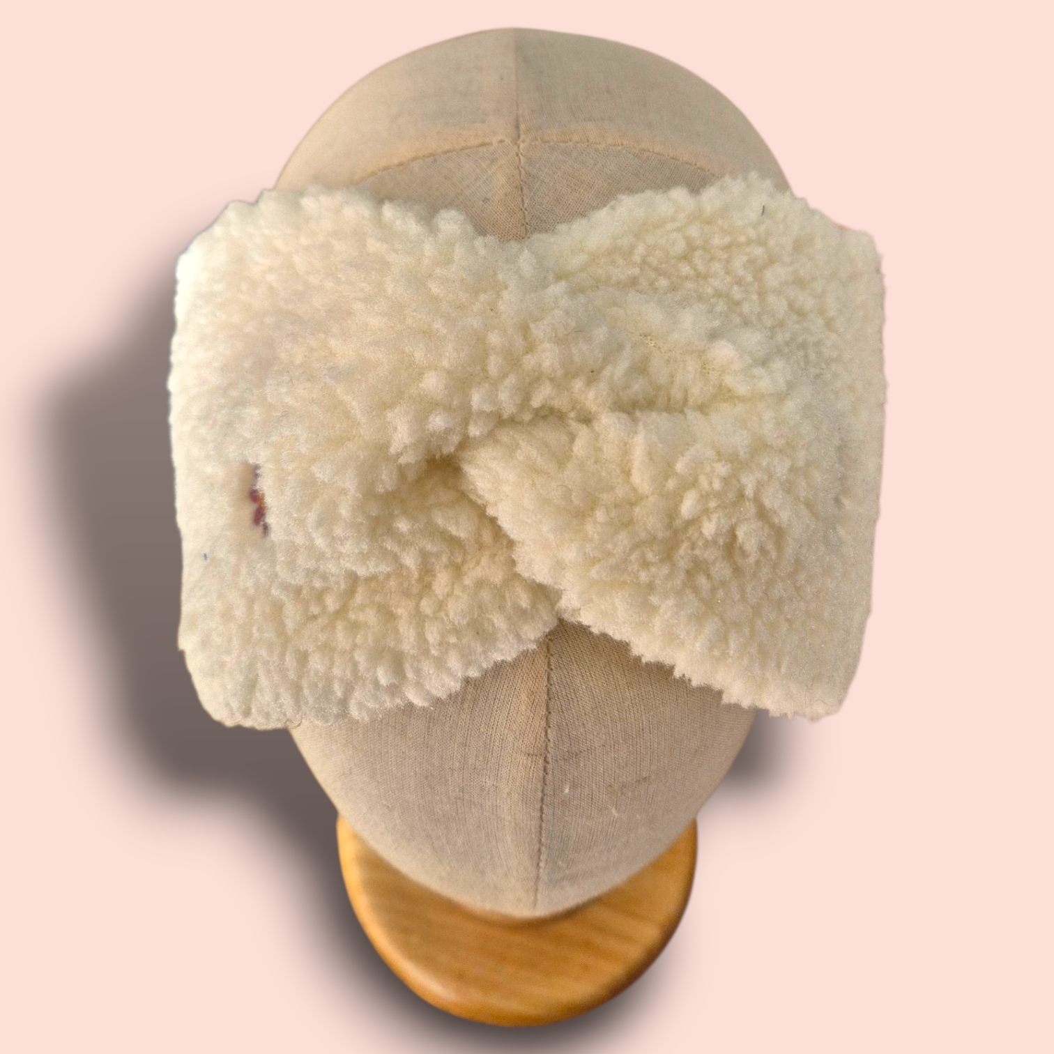 Bandeau en sherpa écru ultra-doux avec pâquerettes brodées, chaud et confortable. L’accessoire d’hiver idéal pour garder vos oreilles au chaud avec style. Un bandeau confortable et élégant, fabriqué à la main sur l’Île d’Oléron.