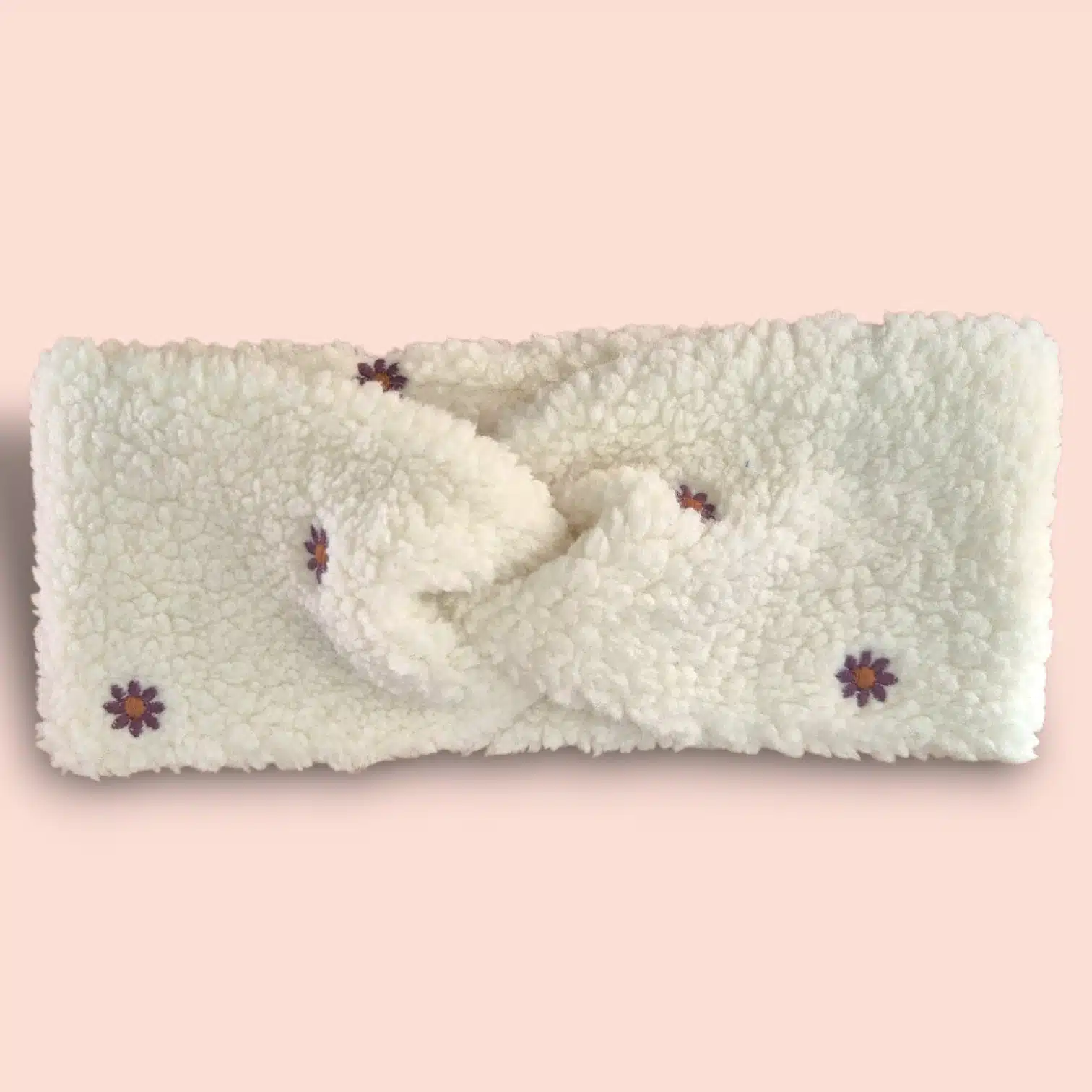Bandeau en sherpa écru ultra-doux avec pâquerettes brodées, chaud et confortable. L’accessoire d’hiver idéal pour garder vos oreilles au chaud avec style. Un bandeau confortable et élégant, fabriqué à la main sur l’Île d’Oléron.