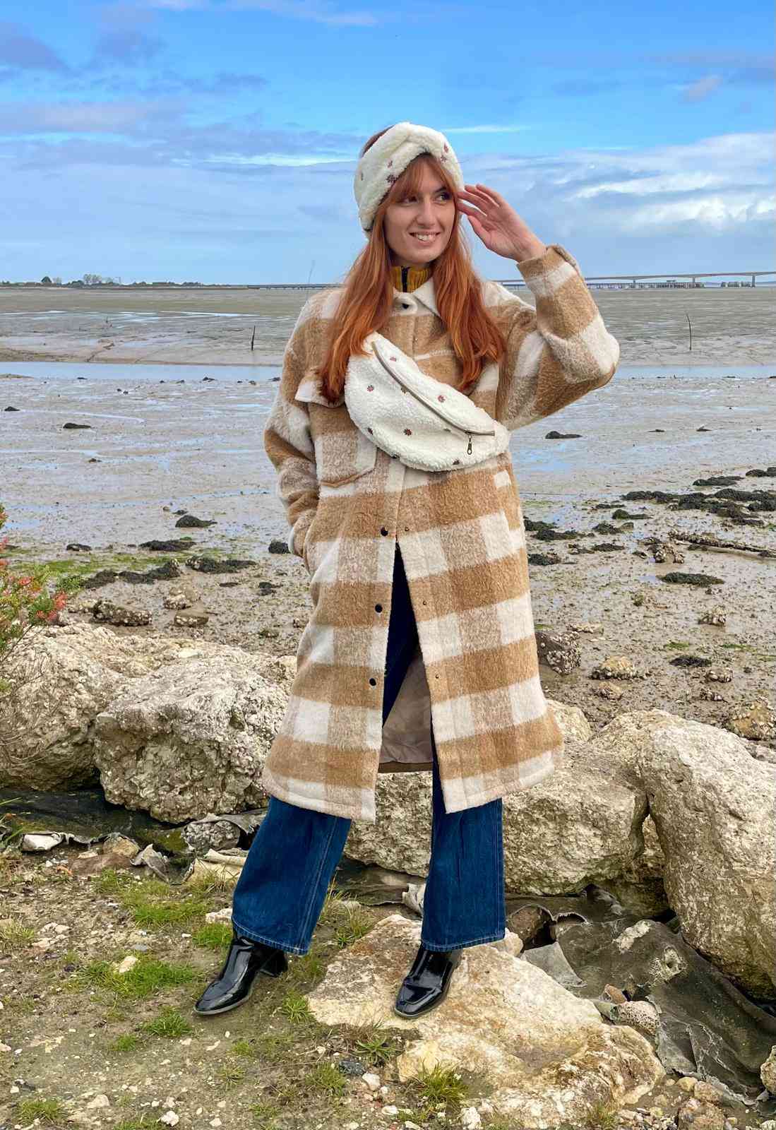 Bandeau en sherpa écru ultra-doux avec pâquerettes brodées, chaud et confortable. L’accessoire d’hiver idéal pour garder vos oreilles au chaud avec style. Un bandeau confortable et élégant, fabriqué à la main sur l’Île d’Oléron.