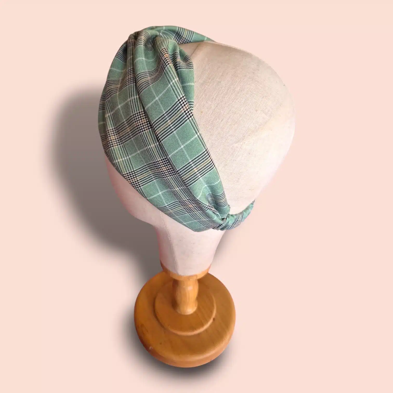 Turban Camilla en tissu Prince de Galles vert cousu à la main sur l’Île d’Oléron. Confortable, élégant et rétro chic, ce bandeau turban artisanal Løuløute & Simøne sublime toutes les coiffures.