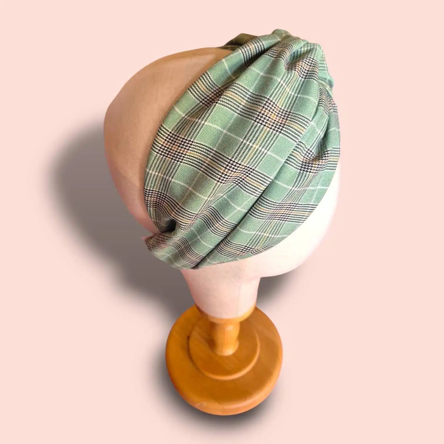 Turban Camilla en tissu Prince de Galles vert cousu à la main sur l’Île d’Oléron. Confortable, élégant et rétro chic, ce bandeau turban artisanal Løuløute & Simøne sublime toutes les coiffures.
