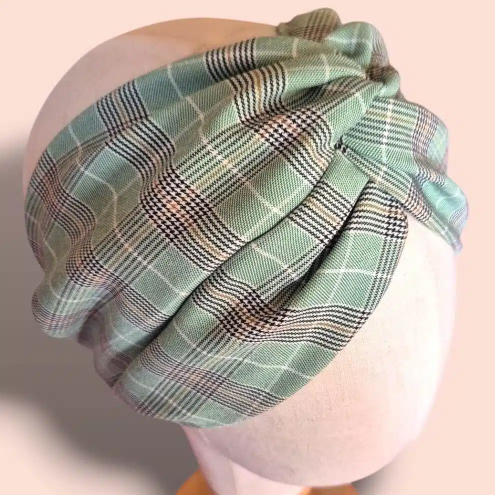 Turban Camilla en tissu Prince de Galles vert cousu à la main sur l’Île d’Oléron. Confortable, élégant et rétro chic, ce bandeau turban artisanal Løuløute & Simøne sublime toutes les coiffures.