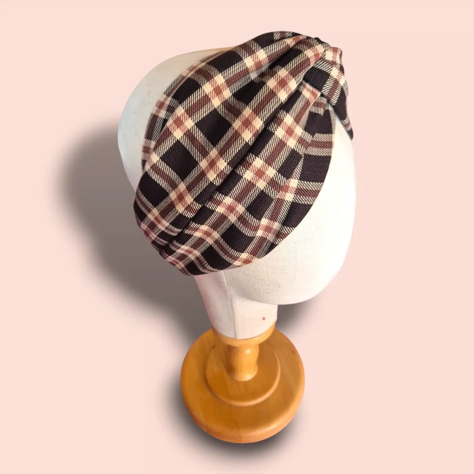 Bandeau turban Viviane à carreaux beige, marron et noir. Un bandeau croisé confortable, chaud et élégant, fabriqué à la main sur l’Île d’Oléron. Parfait pour sublimer toutes vos tenues.