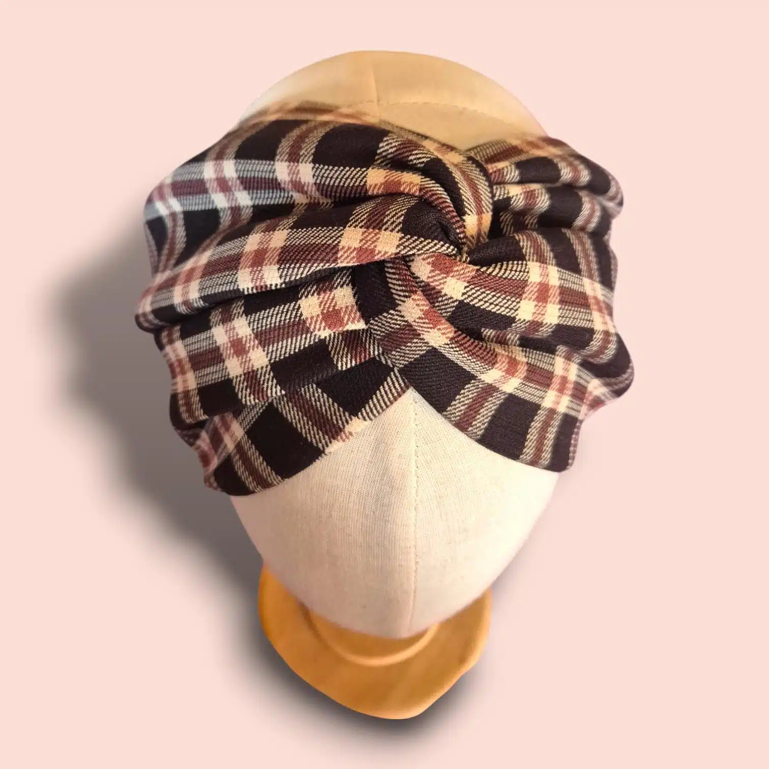 Bandeau turban Viviane à carreaux beige, marron et noir. Un bandeau croisé confortable, chaud et élégant, fabriqué à la main sur l’Île d’Oléron. Parfait pour sublimer toutes vos tenues.