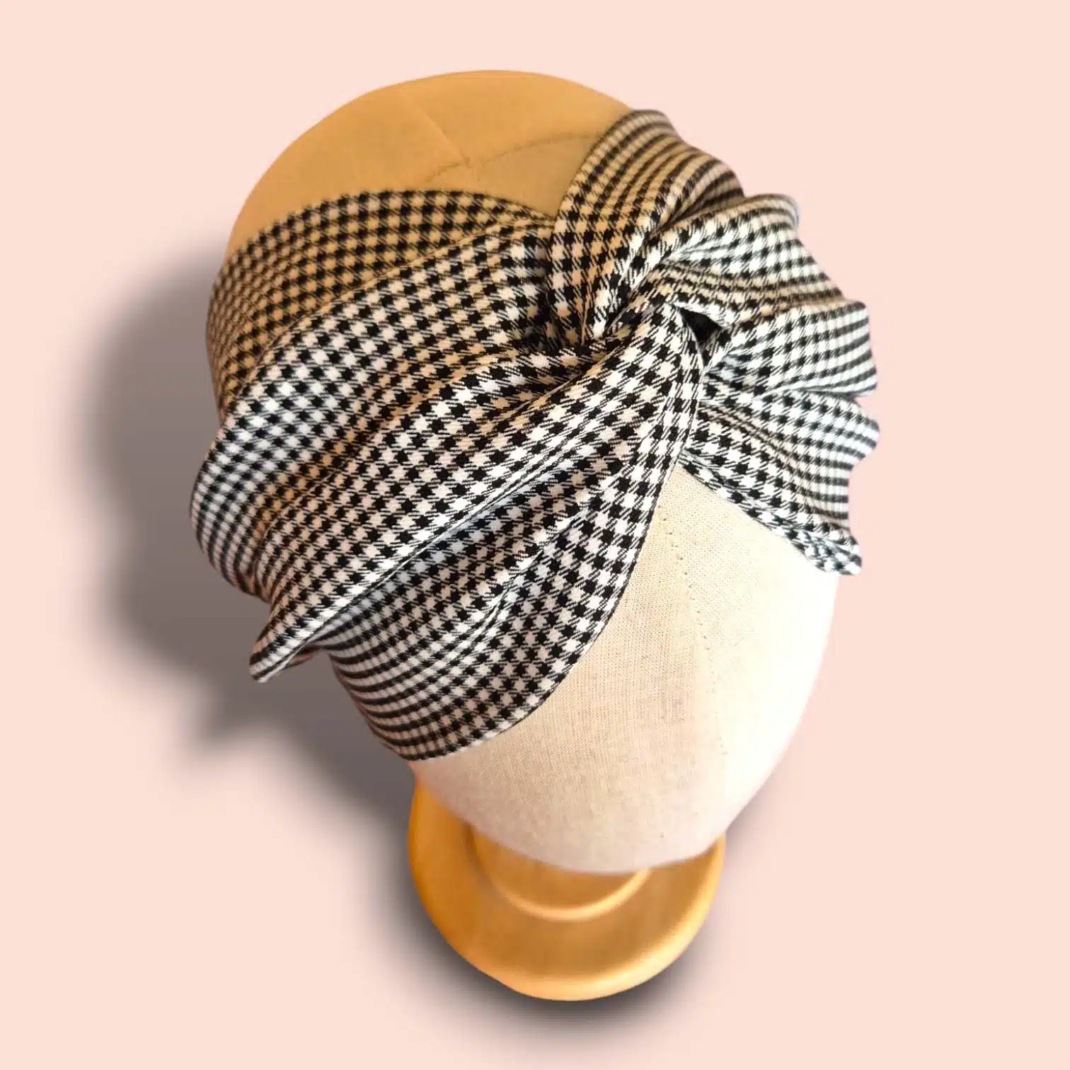 Bandeau turban Josie à petits carreaux noir et blanc, fabriqué à la main sur l’Île d’Oléron. Confort optimal grâce à l’élasthanne, maintien parfait et style rétro chic signé Løuløute & Simone.