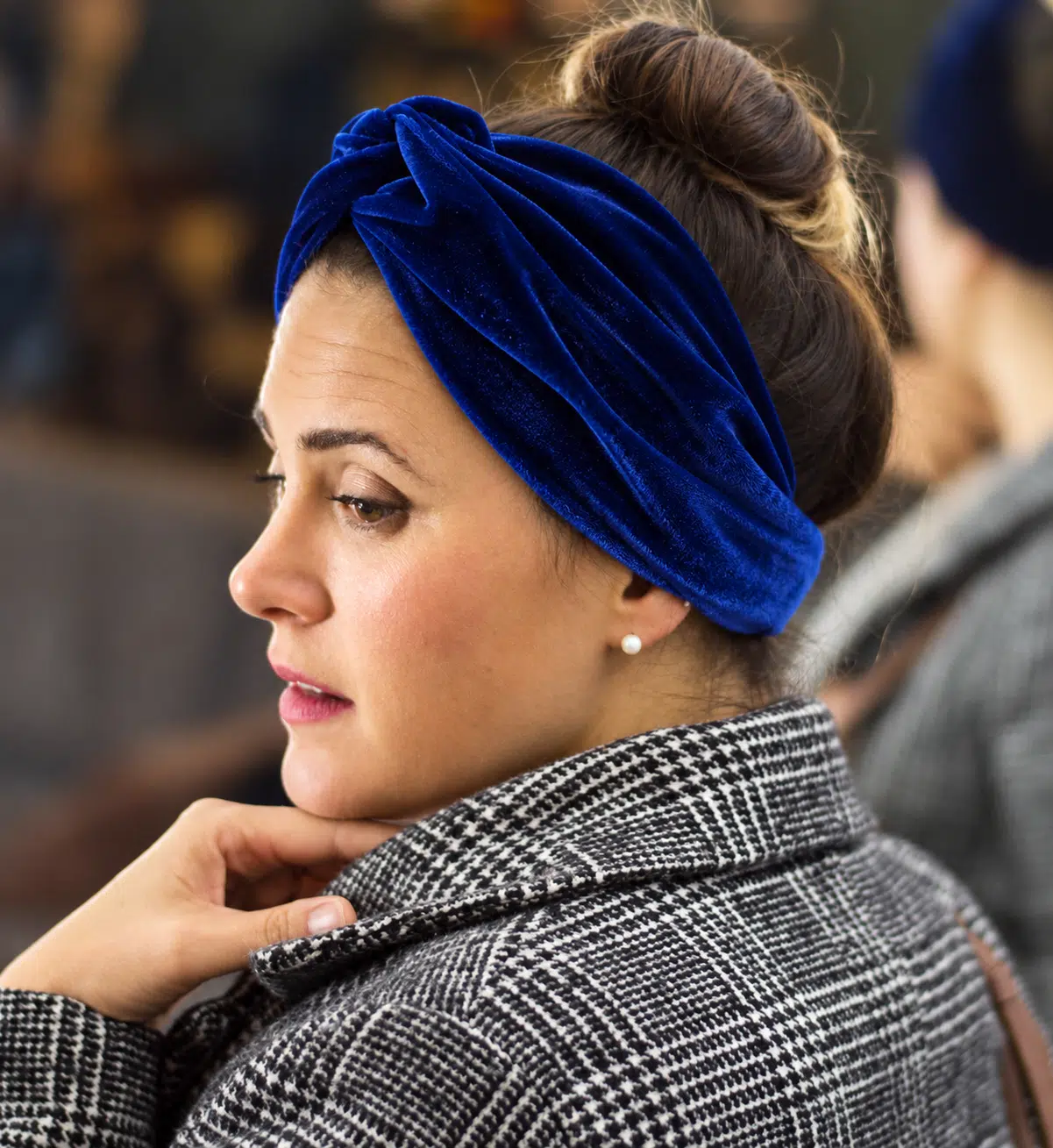 Bandeau turban en velours bleu roi Paloma porté dans les cheveux